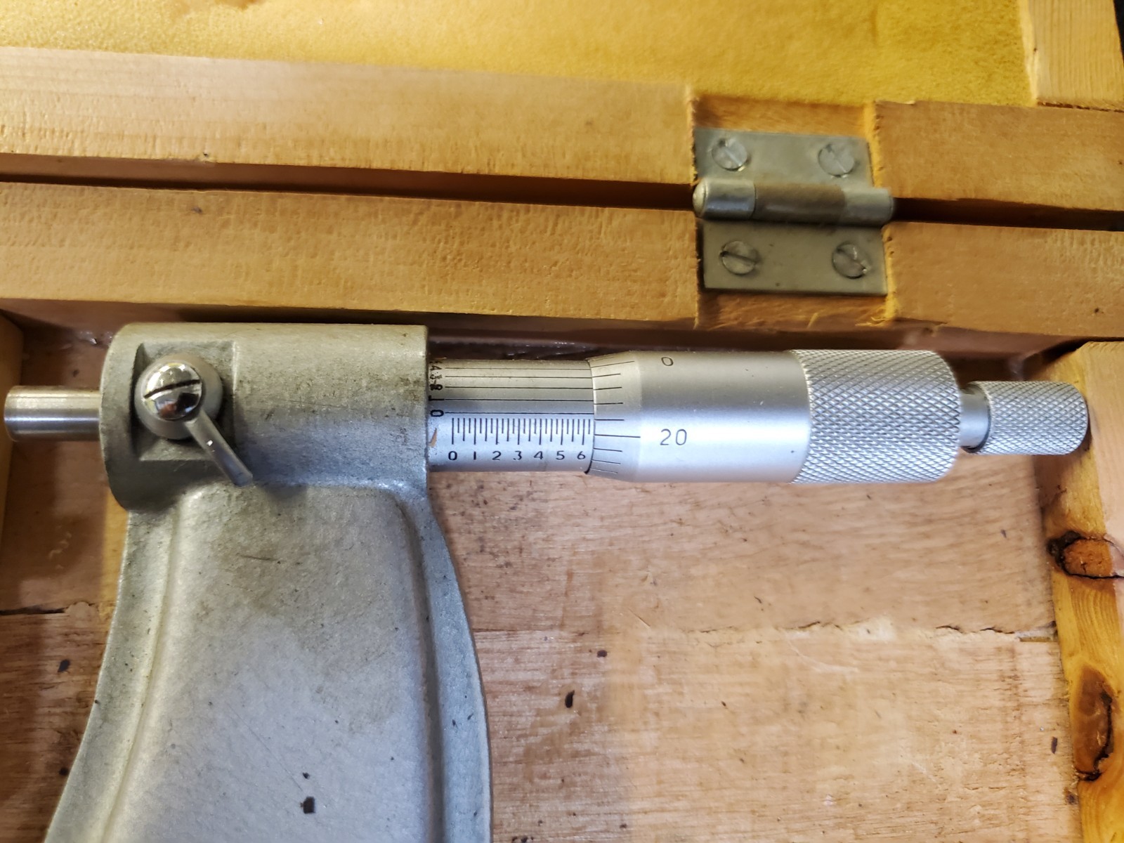MG 8-9″ Micrometer .0001″ Precision Measuring Tool With Wooden Case