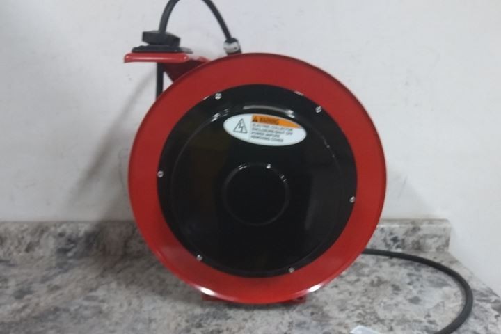 Reelcraft L 70100 123 3A 100 Ft L 120VAC Spring Retract Extension Cord Reel