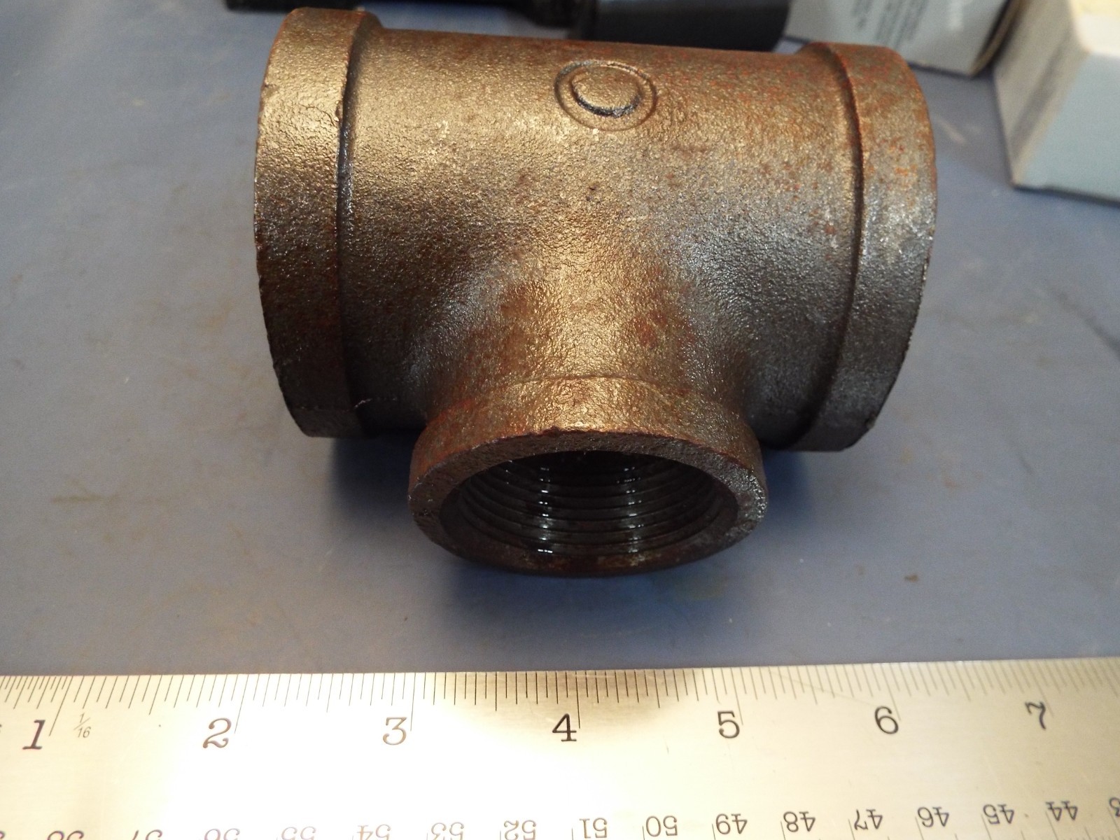 Reducing Tee 2″ X 2″ X 1-1/4″ Malleable Iron USA LEE