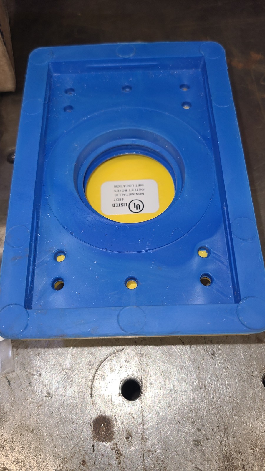 ERICSON 2715FS20 WATERPROOF RECEPTACLE W/ COVER(B225) New Old Stock