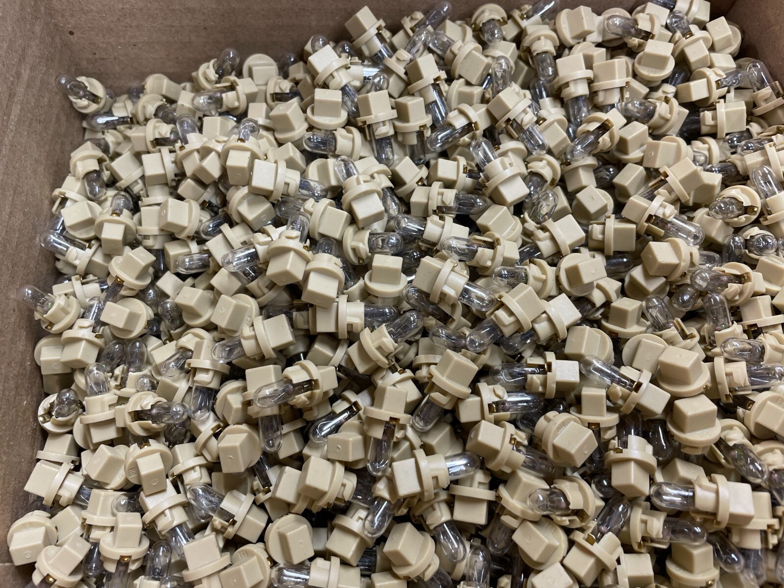 100-PCS CHICAGO MINIATURE P55750203 LAMP SOCKET RT-1 3/4 W/ GE 73 Miniature Bulb
