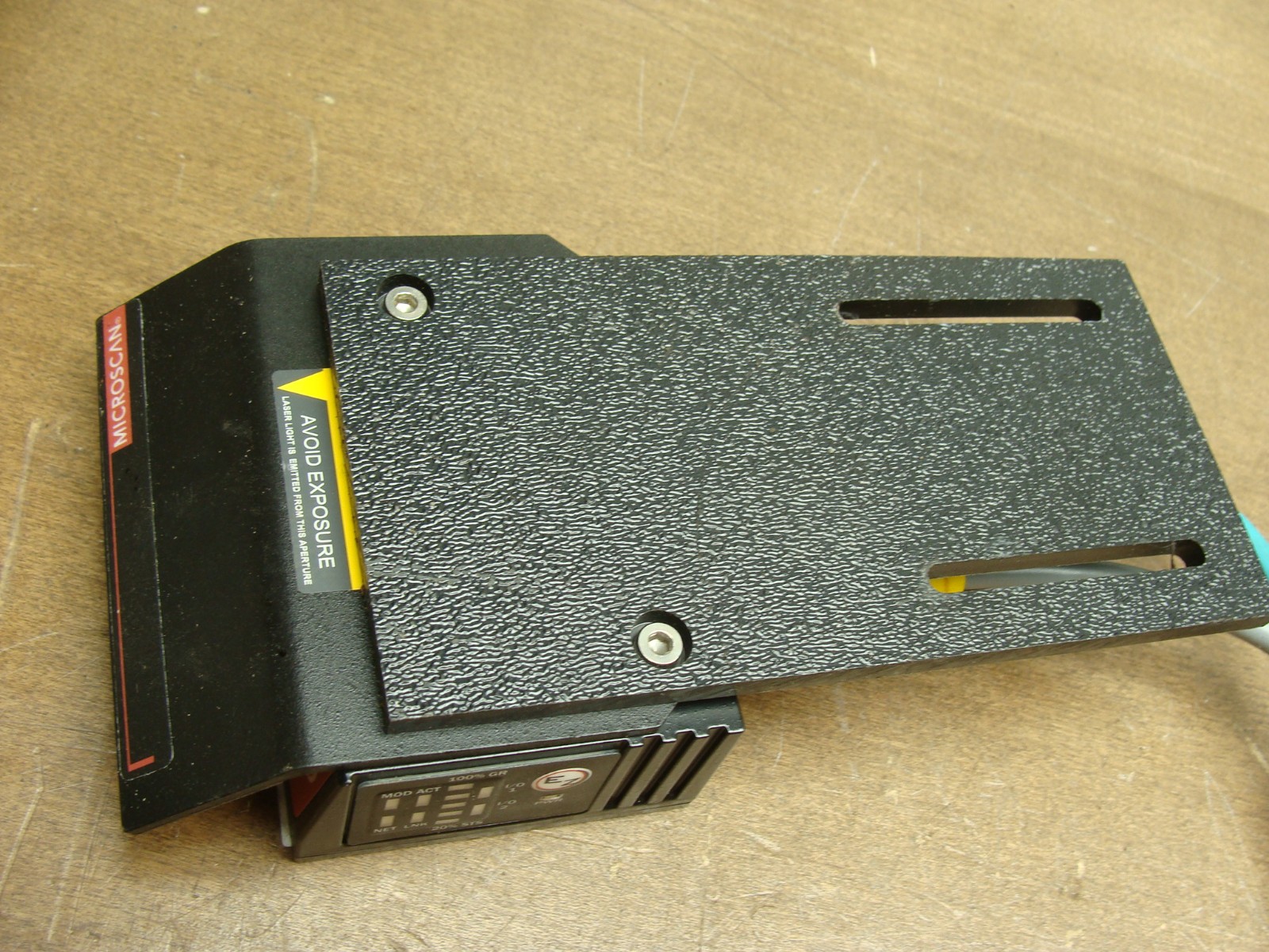 MICROSCAN QX-830 INDUSTRIAL BARCODE SCANNER FIS-0830-1004G W/POSITIONING BRACKET