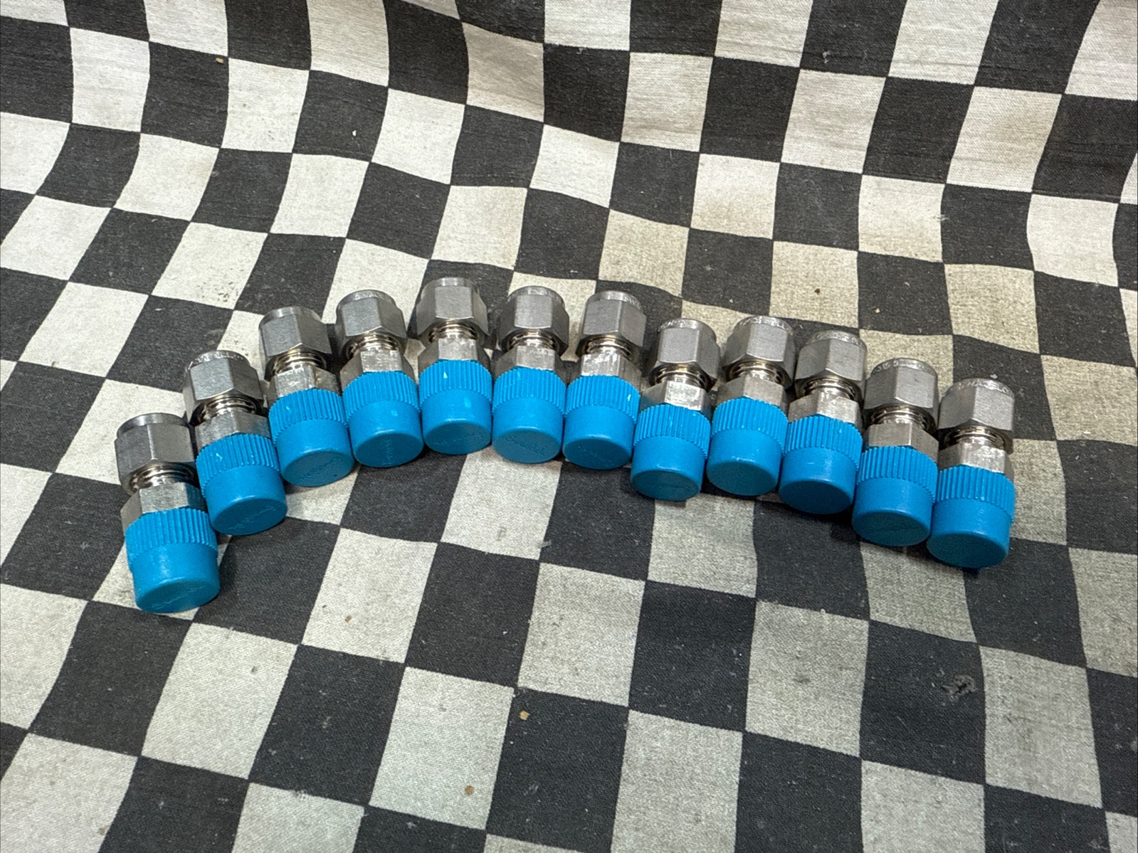 SWAGELOK SS-400-1-4, SS-400-1-6, MALE CONNECTOR 1/4″ TUBE, LOT OF 15 SHIPSAMEDAY