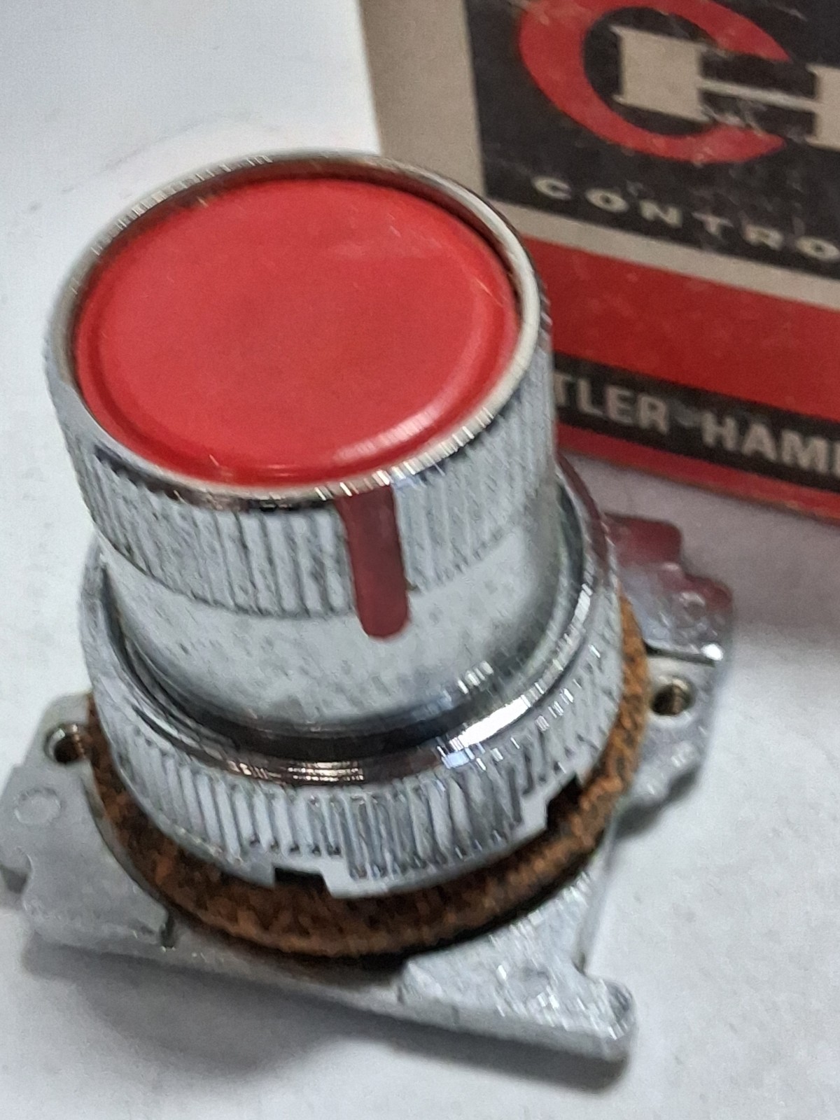 CUTLER HAMMER 10250T2426 PUSHBUTTON OPERATOR 2 POSITION VERT. RED BUTTON NIB
