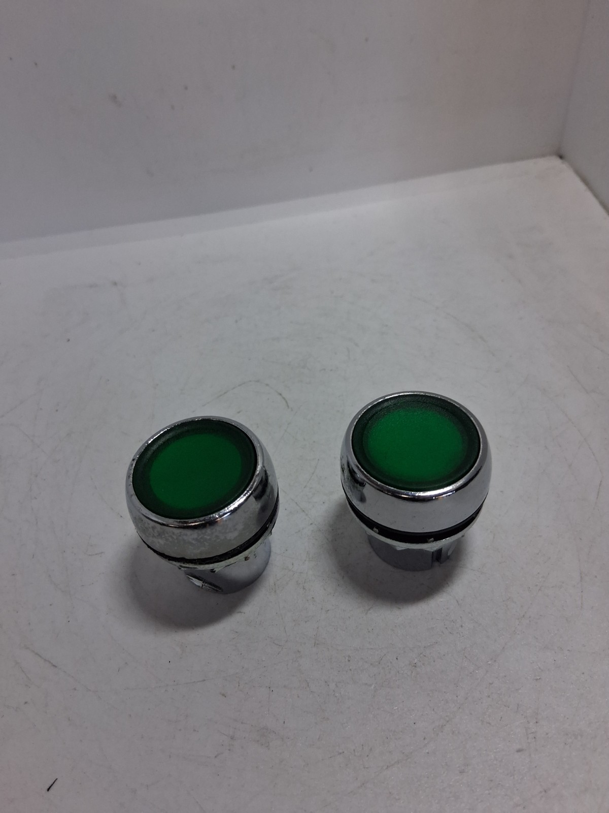 ALLEN BRADLEY 800FM-LF3 PUSHBUTTON OPERATOR ILLUMINATED GREEN FLUSH (LOT OF 2)