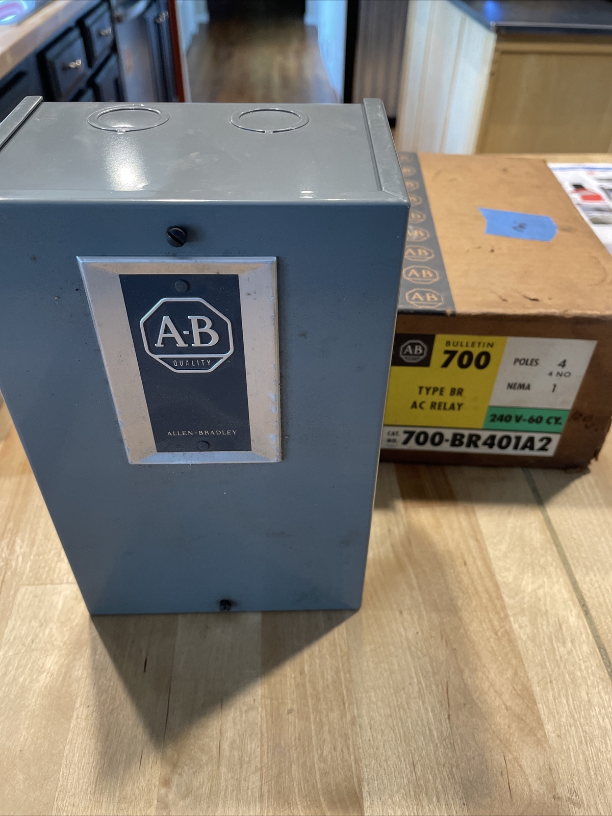ALLEN BRADLEY 700-BR401A1/ 700BR401A1 (IN BOX) Lighting Contractor 4 Pole 120v