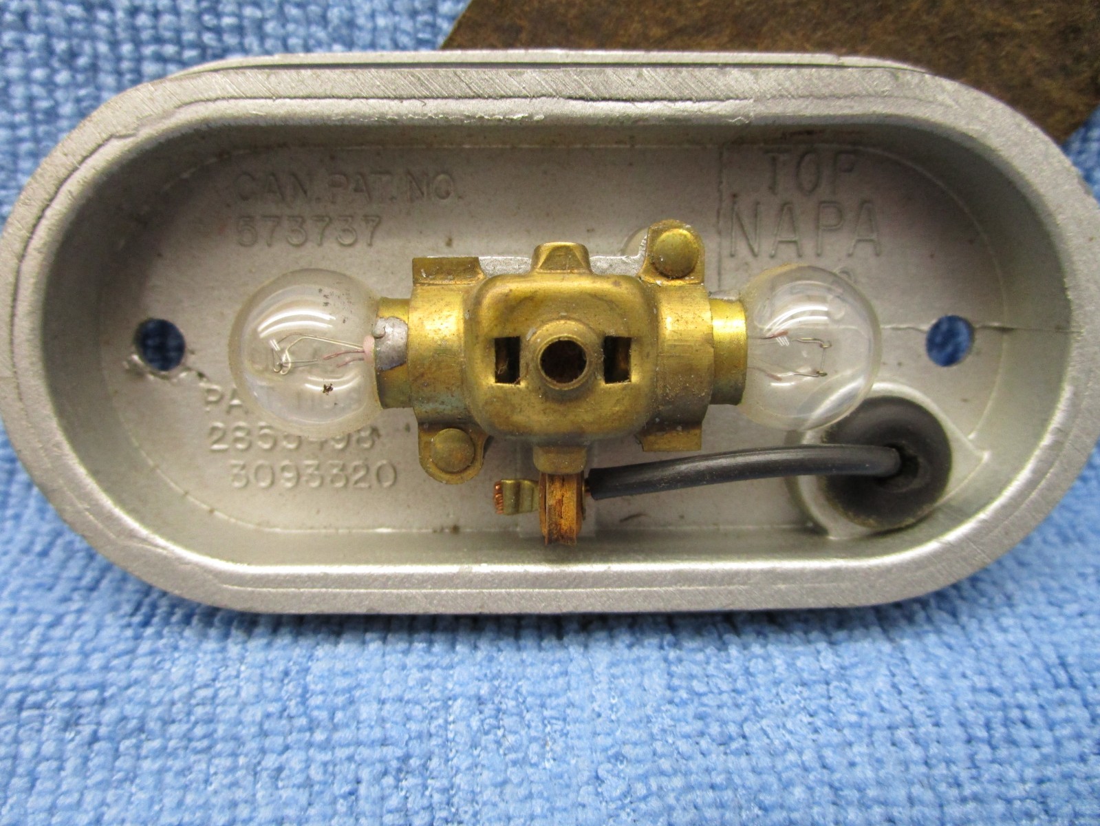 NAPA 158 Metal Lamp Housing 4″x2″ Oval Base