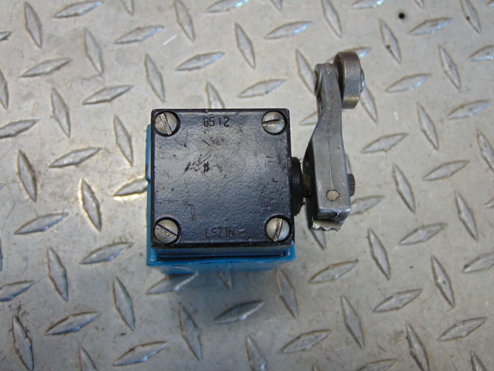 MICRO SWITCH LSH6B LIMIT SWITCH with LSZ1H ROLLER OPERATOR HEAD
