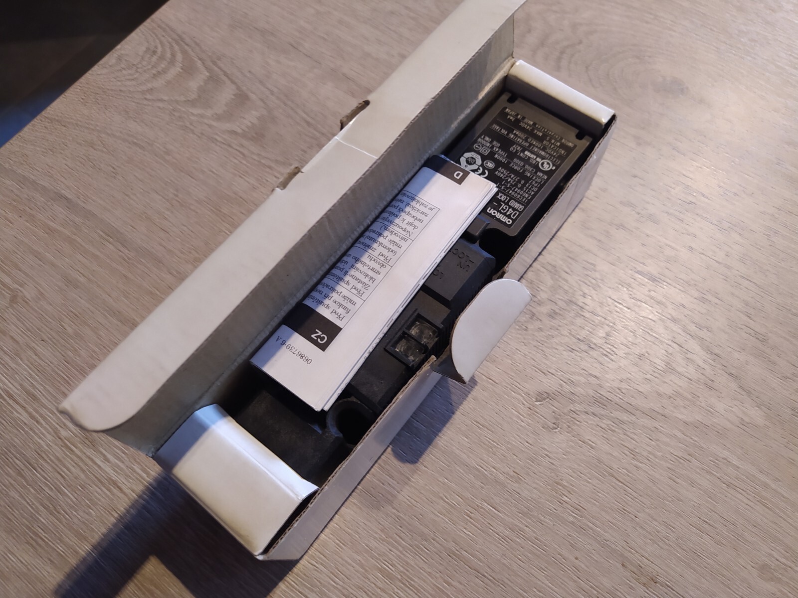 OMRON D4GL-1CFG-A GUARD LOCK SAFETY DOOR SWITCH [NEW]