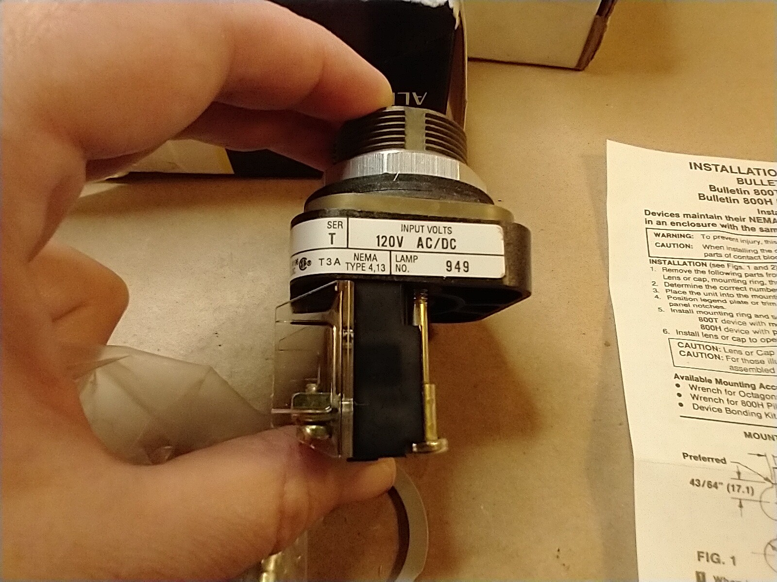 Allen Bradley 800T-Q10 NEMA 4 13 Pilot Light 120V 30mm incandescent light