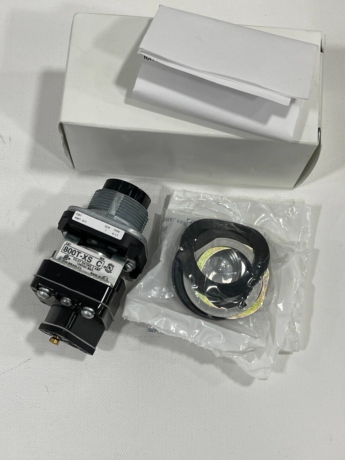 New-Allen Bradley 800T-B2S 30mm Momentary Black Push Button Time Delay Contact