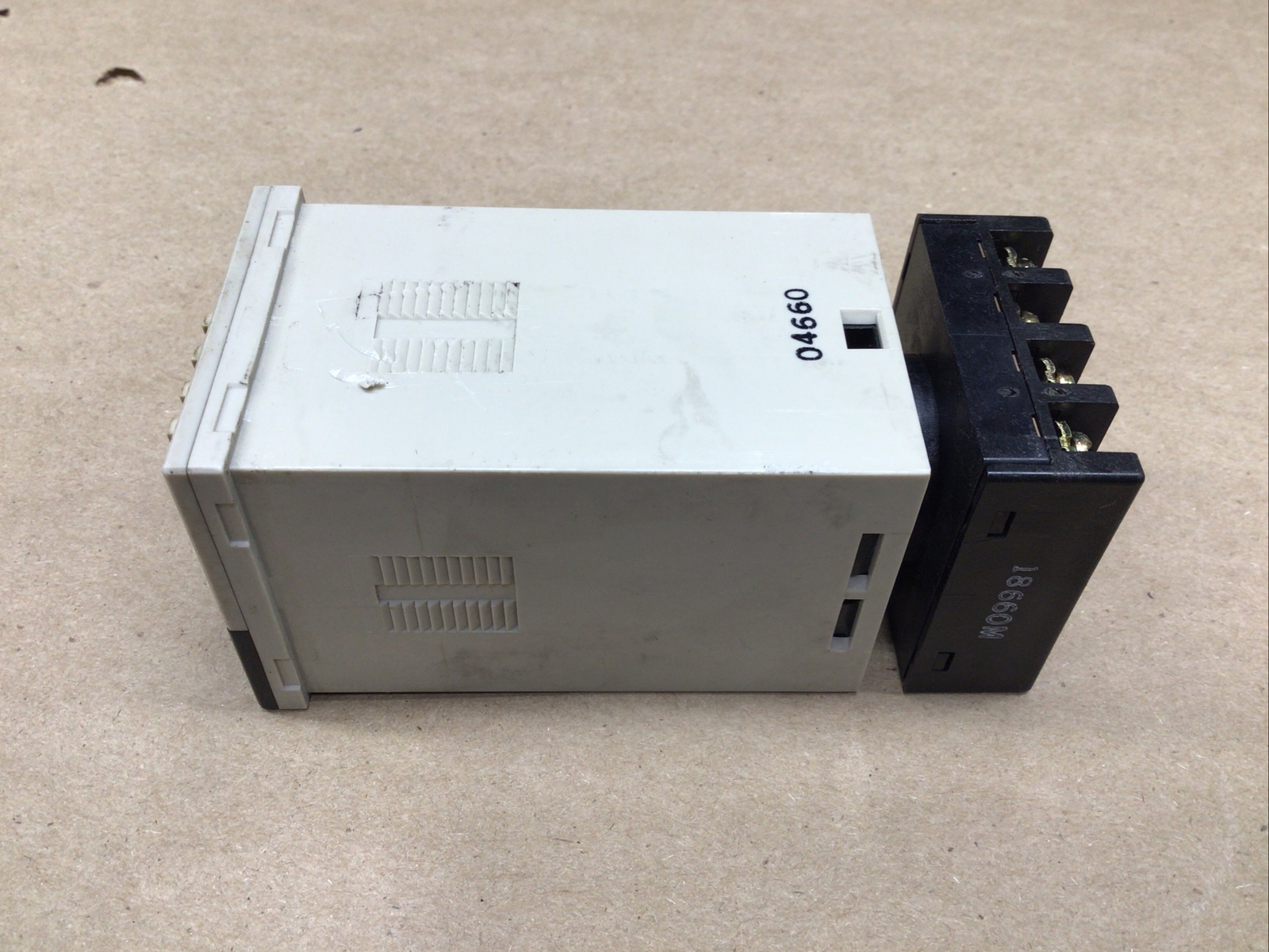 Omron H5CN-XBN Timer WITH OMRON P36-08 BASE #20I55