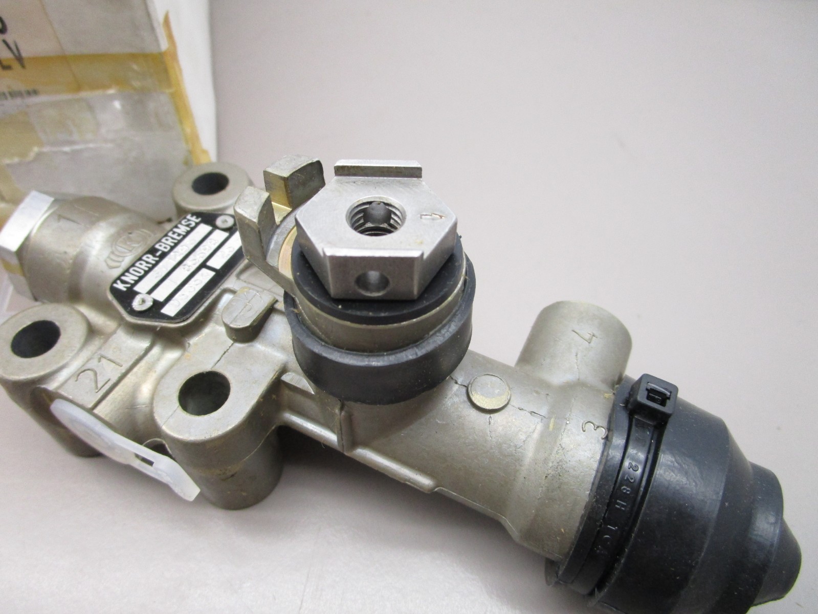 Bendix SV1295I85698 Air Ride Height Control Valve LV2 HGT 1/8″ Ports