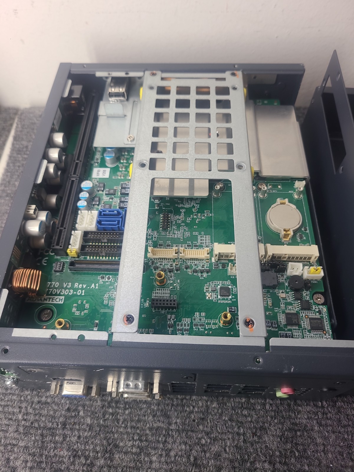 ADVANTECH MIC-770 V3 COMPACT FANLESS SYSTEM W/ MIC-75M20 i-MODULE SSD 256GB