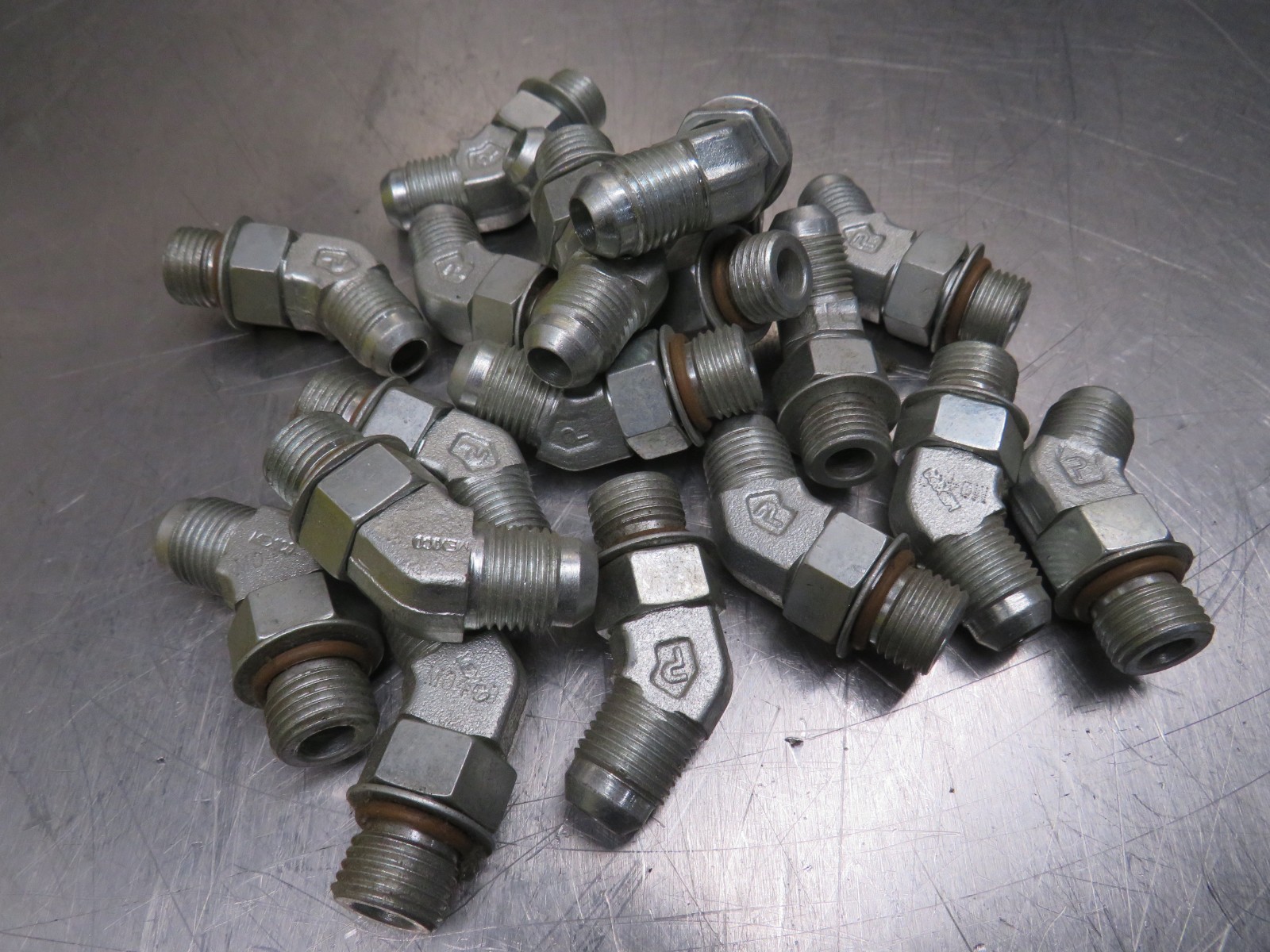 Valco Melton 799XX425 Elbow, Tube Reducing 9/16″ x 3/8″ Swivel 45 Deg Lot of 18!
