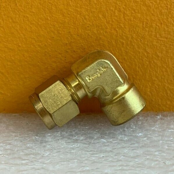 Swagelok SS-400-8-2 (Lot of 10) 1/4″ Tube OD x 1/8″ FNPT, SS Tube Fittings. New!