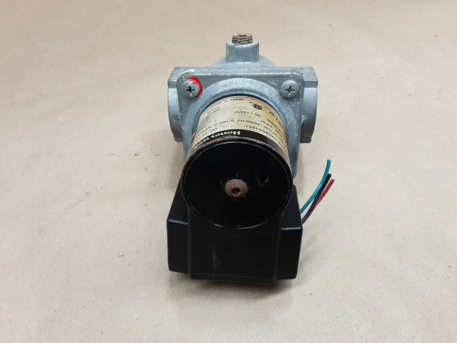 HONEYWELL V4295A1031 110/120 2PSI SOLENOID GAS VALVE #1015D17PR5