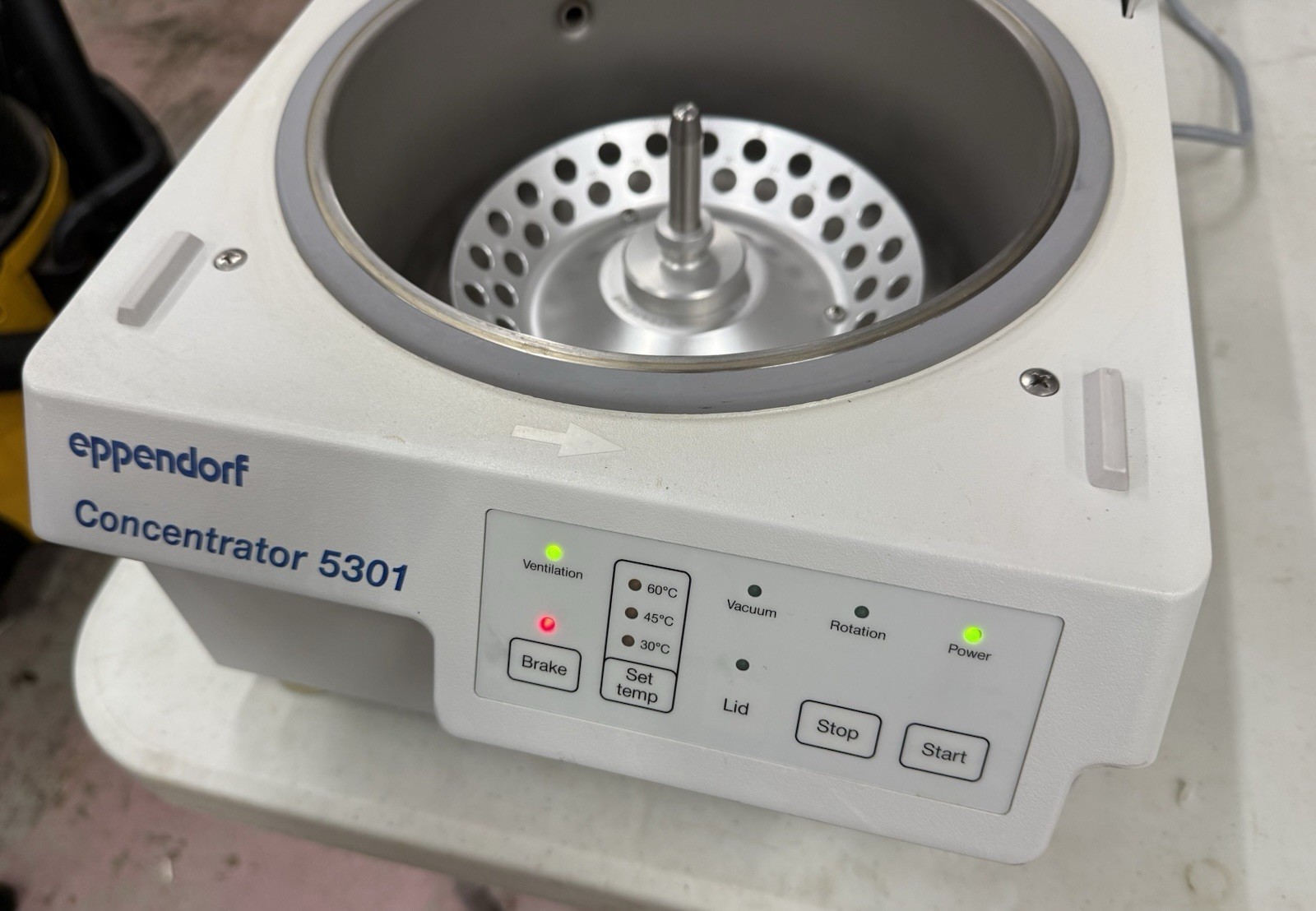 EPPENDORF VACUFUGE 5301 CONCENTRATOR CENTRIFUGE WITH F 45-48-11 ROTOR