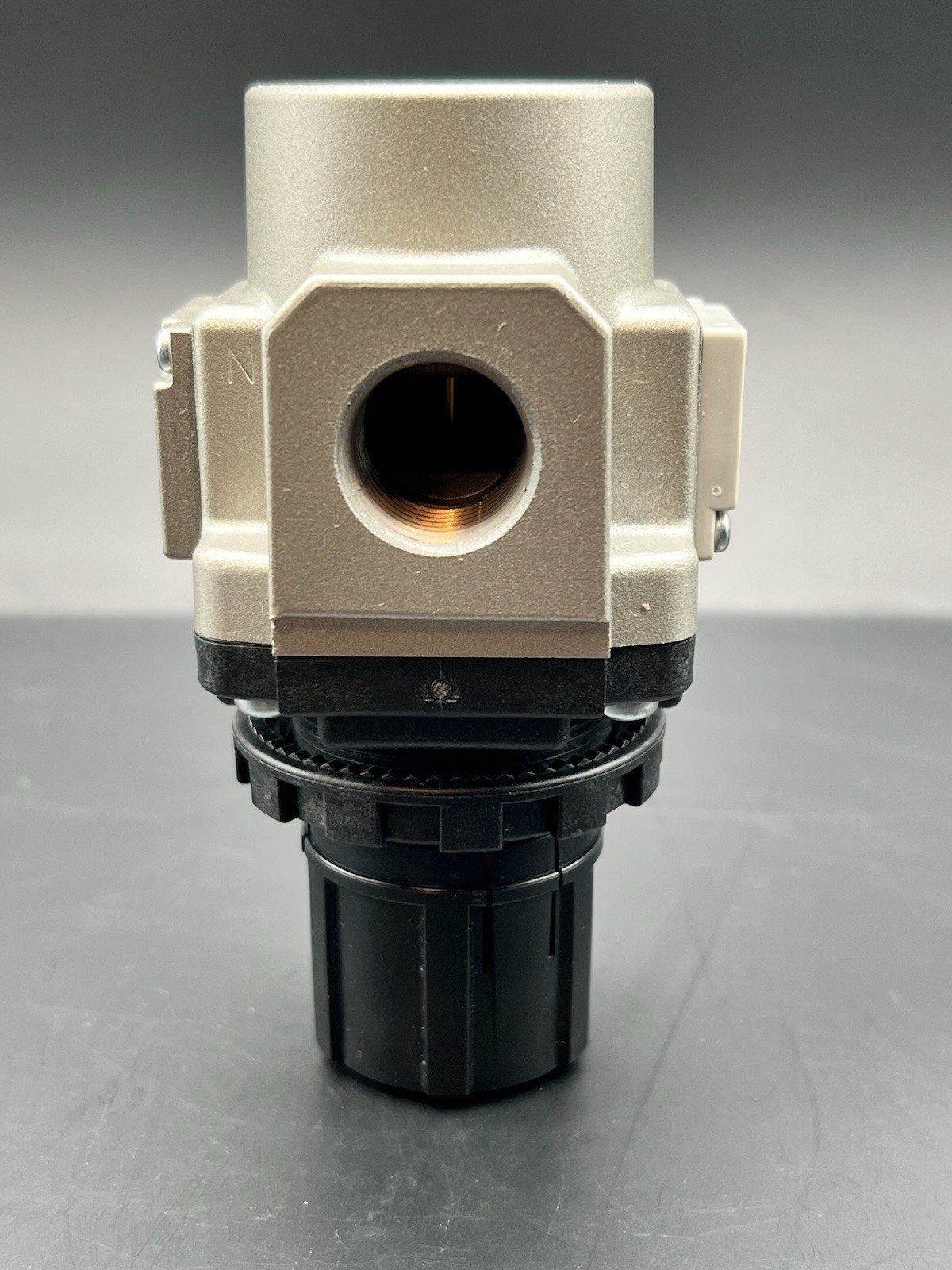 New-SMC AR40-N04-Z PNEUMATIC REGULATOR 7 VAC 125 PSI