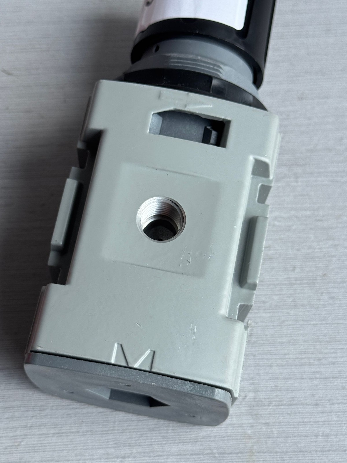 Wilkerson Pressure Regulator Industrial 0-125 PSIG R18-02-F0G0B Gray Adjustable
