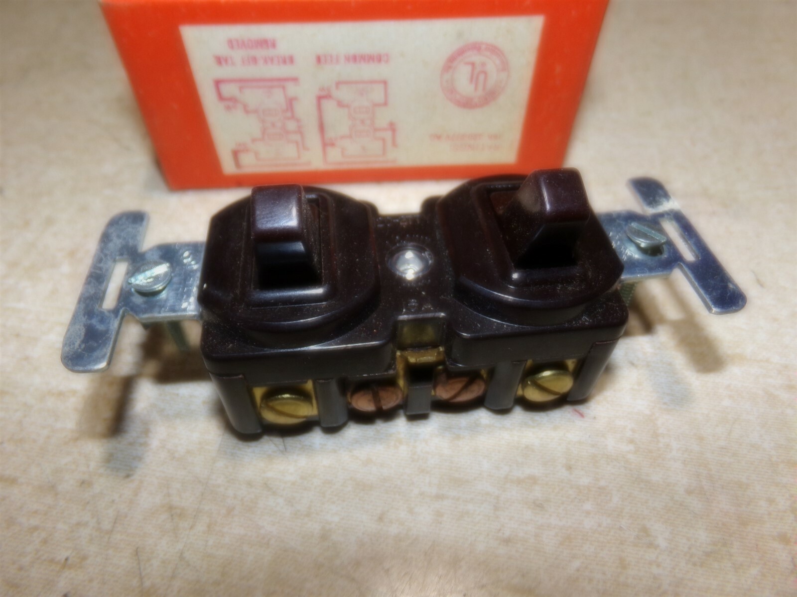 NEW Circle F 3223 Brown Dual Toggle Light Switch *FREE SHIPPING*