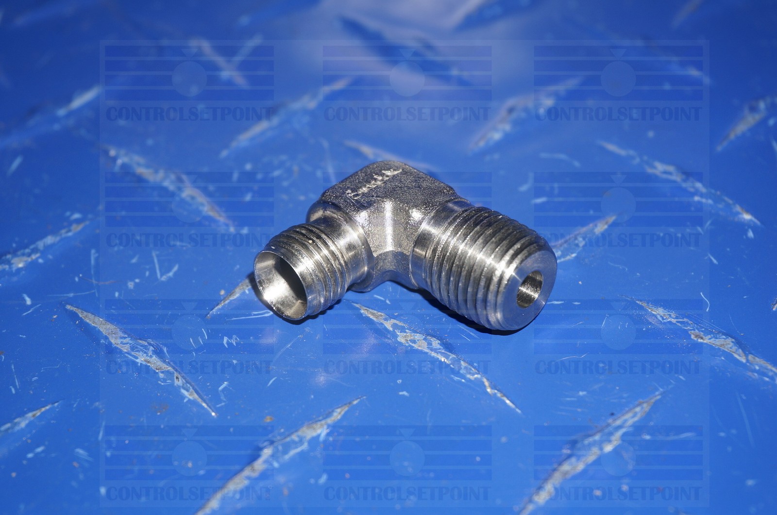 SWAGELOK 1/4″ NPT TO 1/4″ TUBE ELBOW MALE TO MALE 316 SST SS-400-2-4