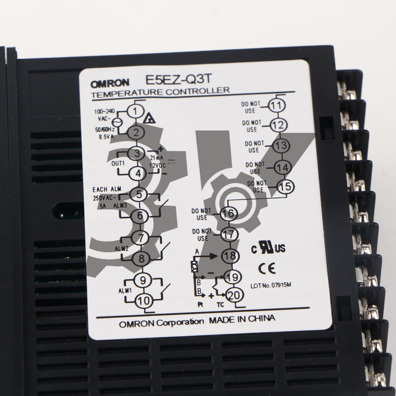 ONE NEW Omron Temperature Controller E5EZ-Q3T 100-240VAC IN BOX