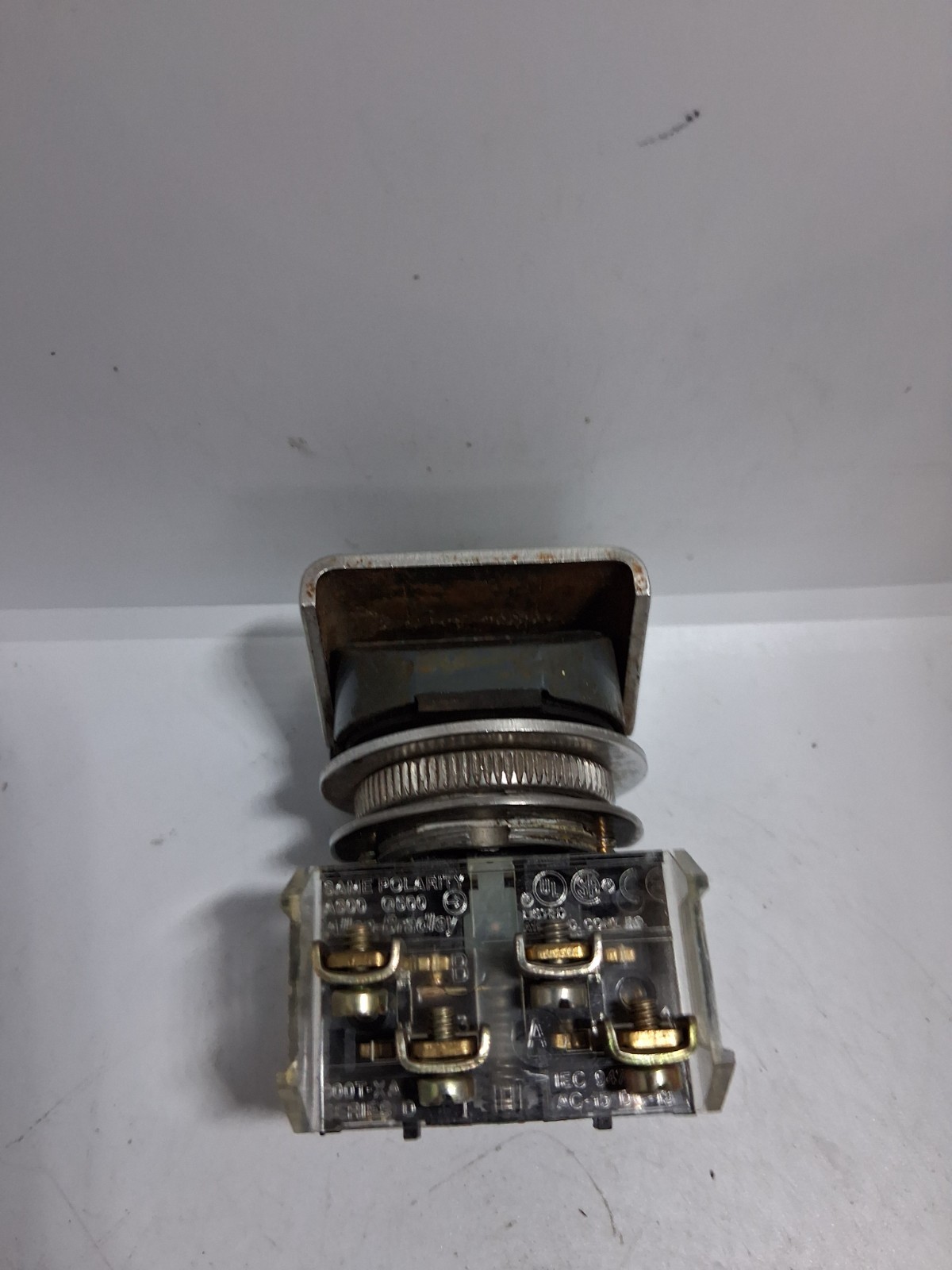 ALLEN BRADLEY 800H-WK42A PUSHBUTTON FLIP LEVER 1NO/1NC
