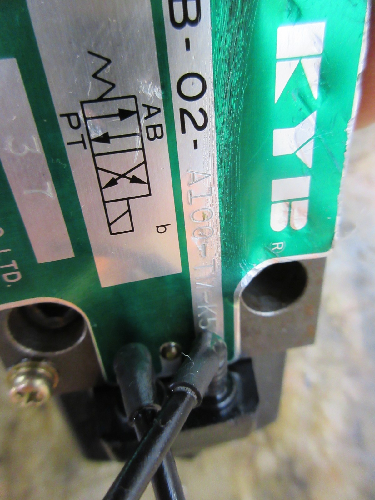 1994 MAZAK QT-15N KYB DGS-ACB-02-A100-TM-K5 VALVE