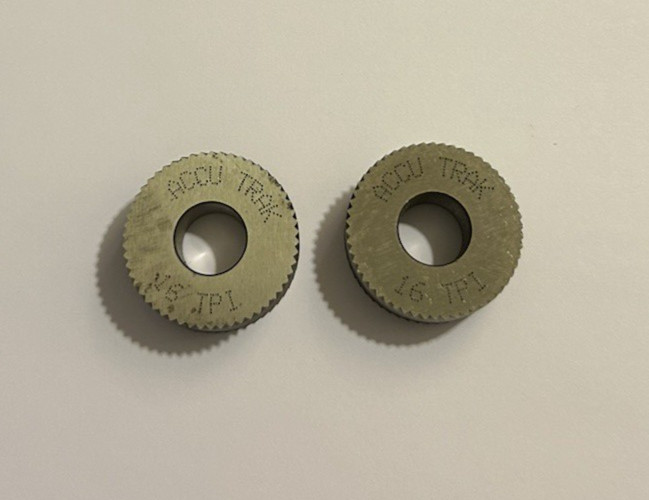 PAIR ACCU TRAK TOOLS 16 TPI KNURLING WHEEL 1 1/4 X 1/2 X 1/2 L&R DIA
