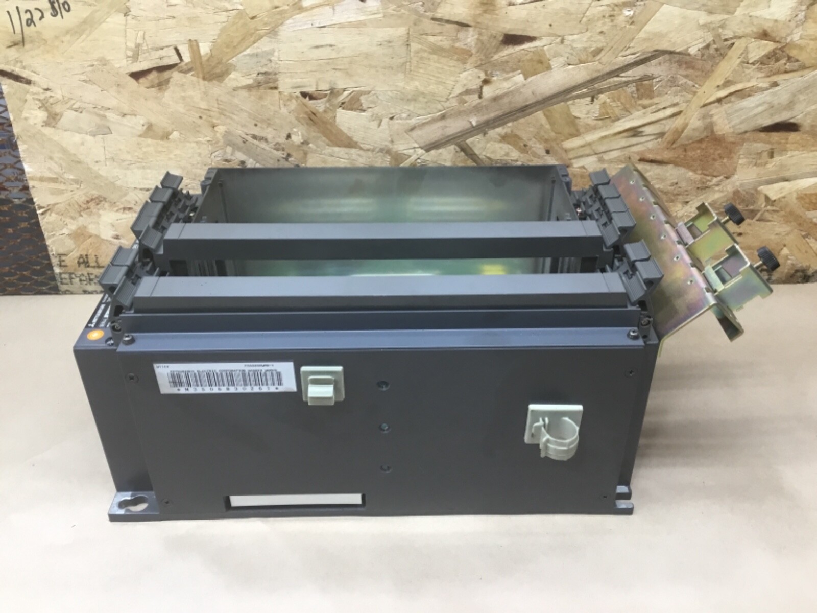MITSUBISHI FCA320HWM2-1 NUMERICAL CONTROL SYSTEM RACK MC021D #05D23PR5*IM