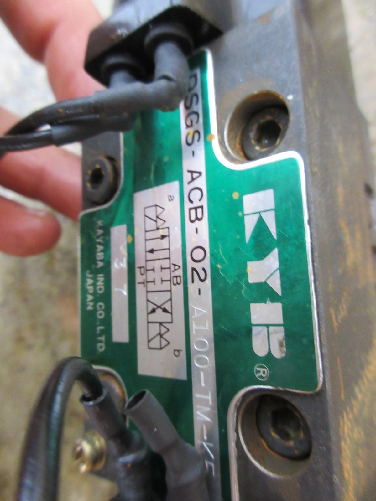 1994 MAZAK QT-15N KYB DSGS-ACB-02-A100-TM-K5 VALVE