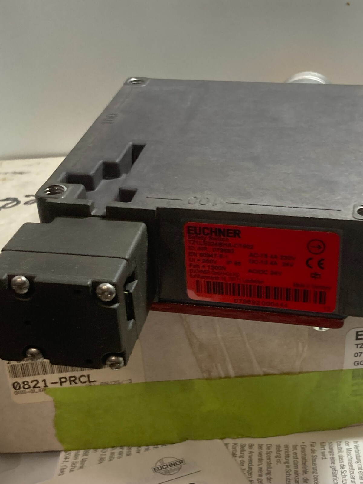 EUCHNER TZ1LE024BHA-C1902 SAFETY SWITCH 250V 4A 12 PINS FEMALE NIB