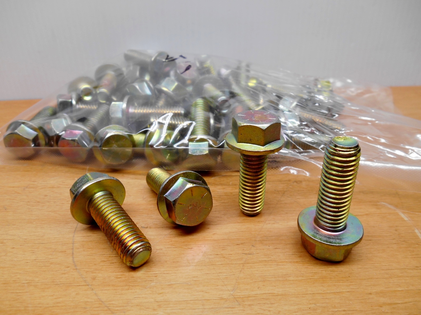 Bag of 25 Fmi 1/2″-13 x 1-1/2″ Steel Grade 8 Yellow Zinc Hex Flange Bolt