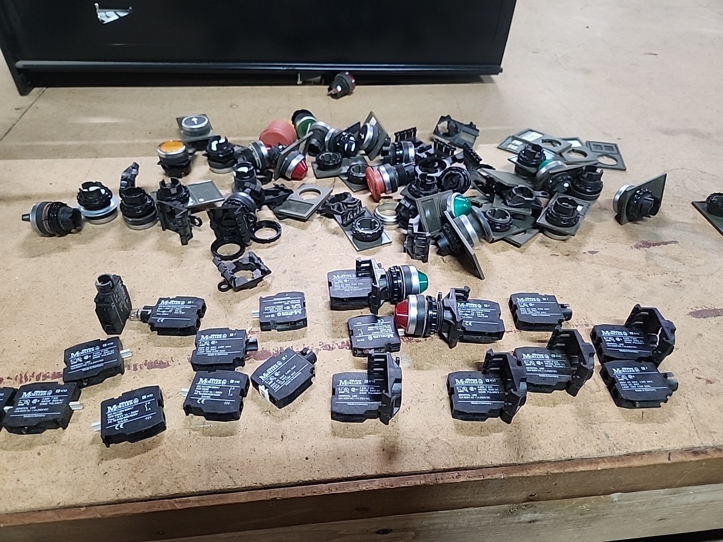 Huge Lot Klockner Moeller EF Eaton Pilot Light Modules Buttons Switches E K10