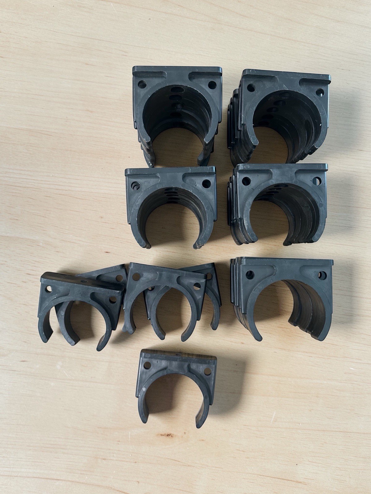 *Lot of 30* Clippard Instrument Laboratory Mounting Clips (AVT-PP- CL)