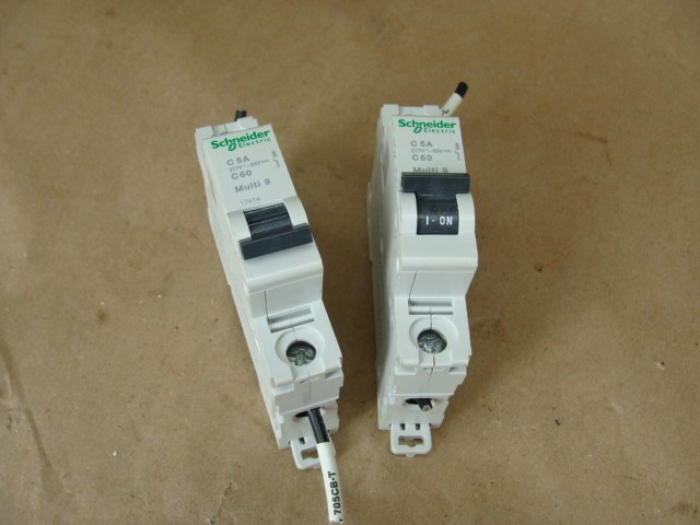LOT OF 2 SCHNEIDER CIRCUIT BREAKERS 1 POLE C5A C60 MULTI 9 17414 277V