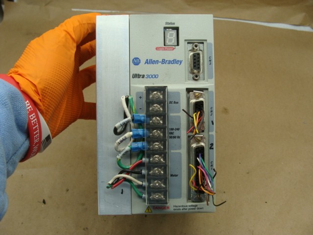 ALLEN BRADLEY ULTRA 3000 SERVO DRIVE 2098-DSD-020 9101-1767 120/240V 1PH