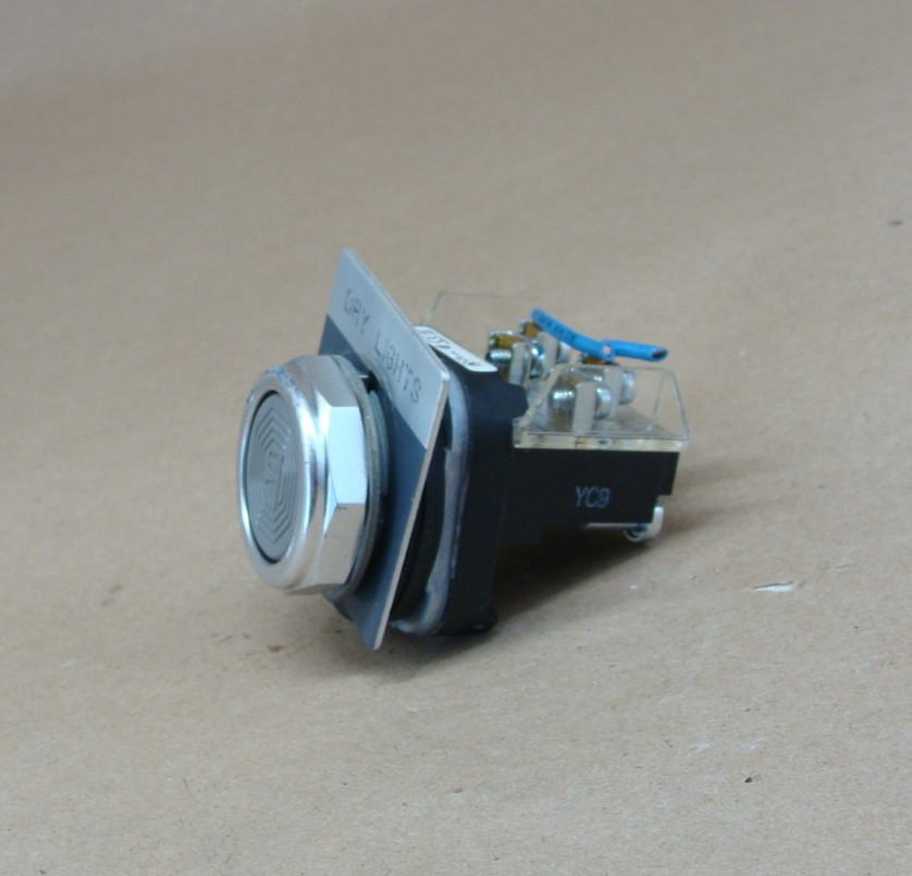 LOT OF 3 ALLEN BRADLEY GRAY FLUSH HEAD PUSH BUTTONS 800T-A4A SER T TYPE 4/13