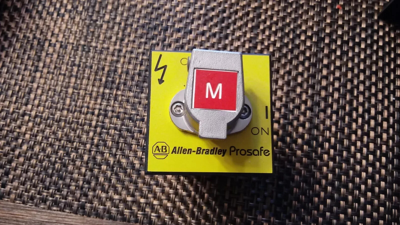 New Allen Bradley 440T-MRPSE10 “M” Guardmaster Trapped Key Interlock 11OM