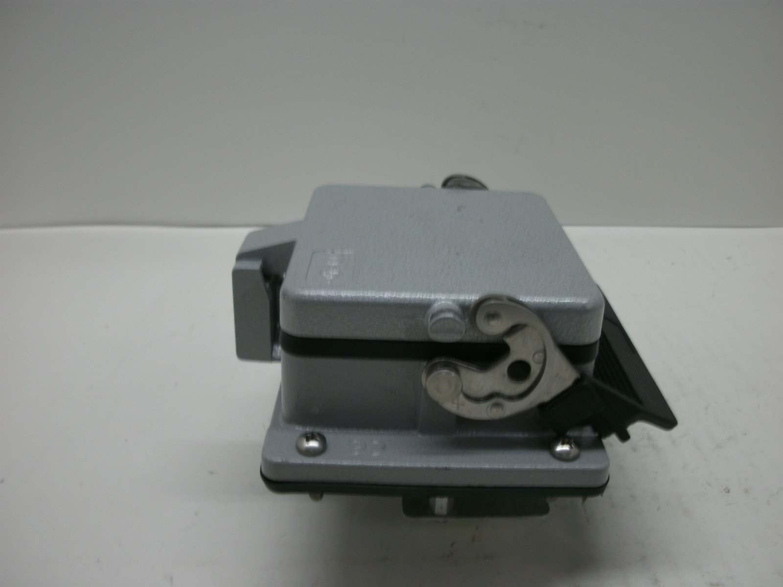 WECO PRODUCT 32D3-DH+ OUTDOOR DUAL RECEPTACLE + THE RIGHT CONNECTION 115 VAC