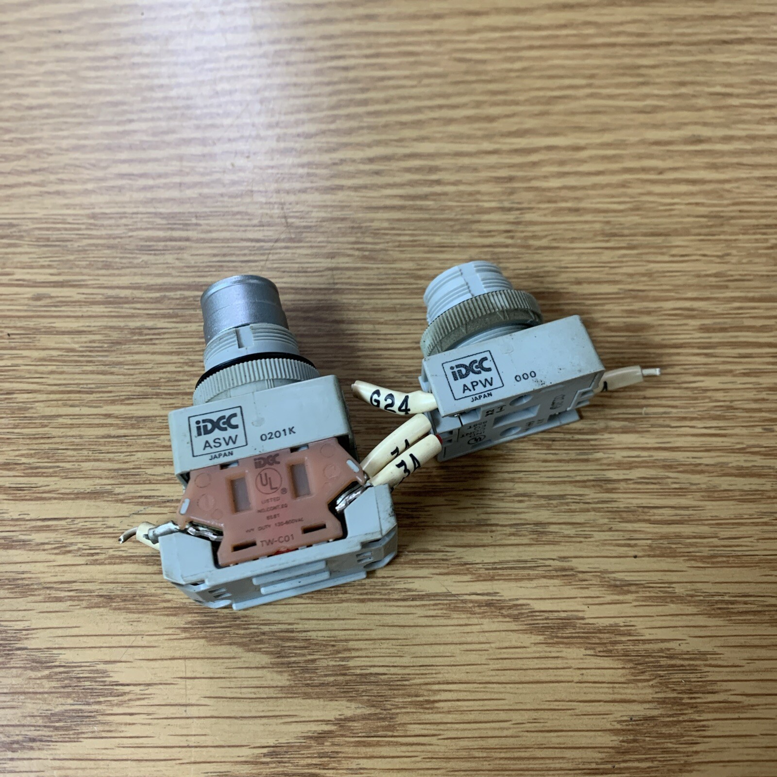 IDEC KEYED SELECTOR SWITCH ASW0201K, APW000 See Pics