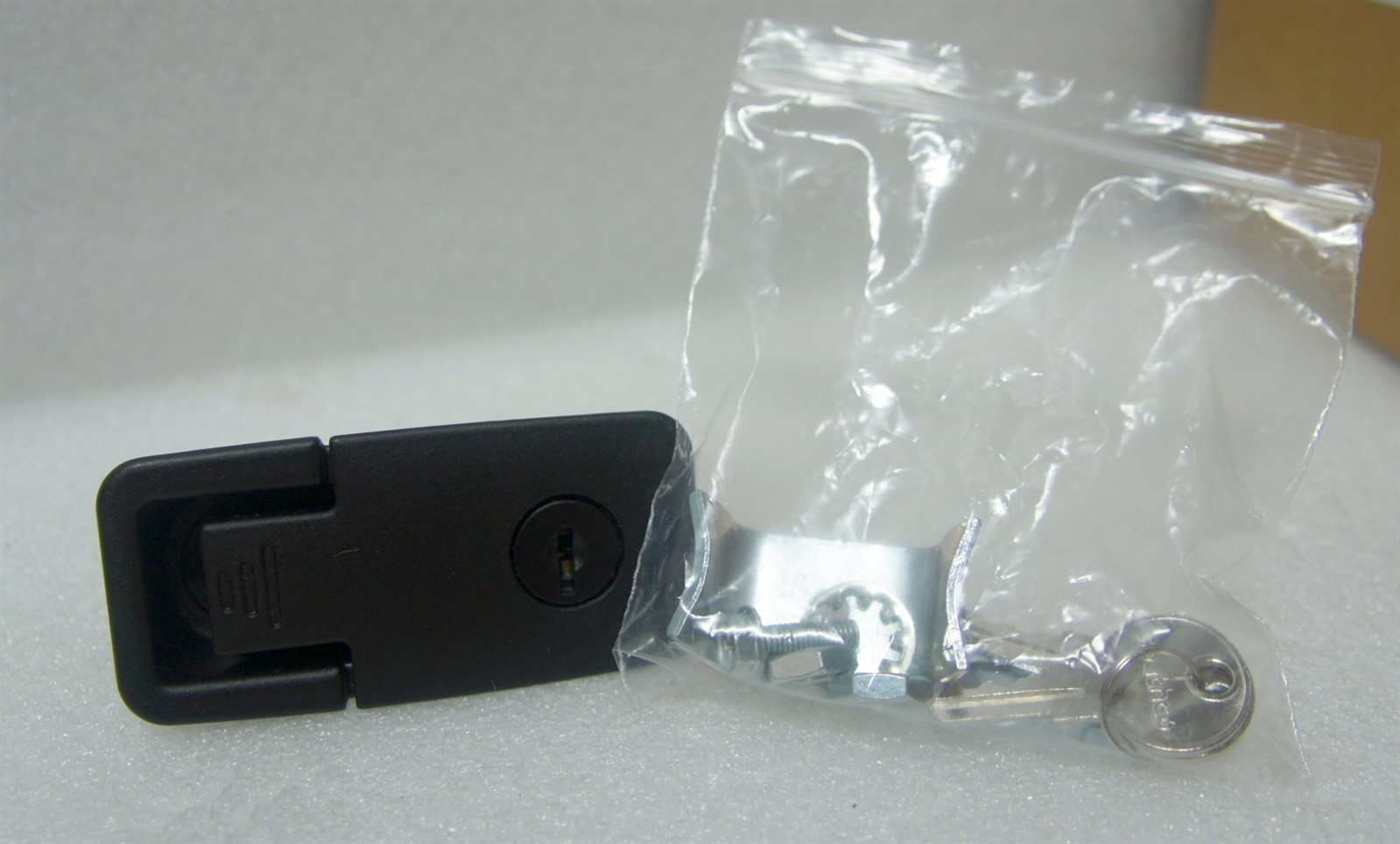 Case of 40 NEW Southco 62-42-251-2 Locking Compression Latch Flush, Black