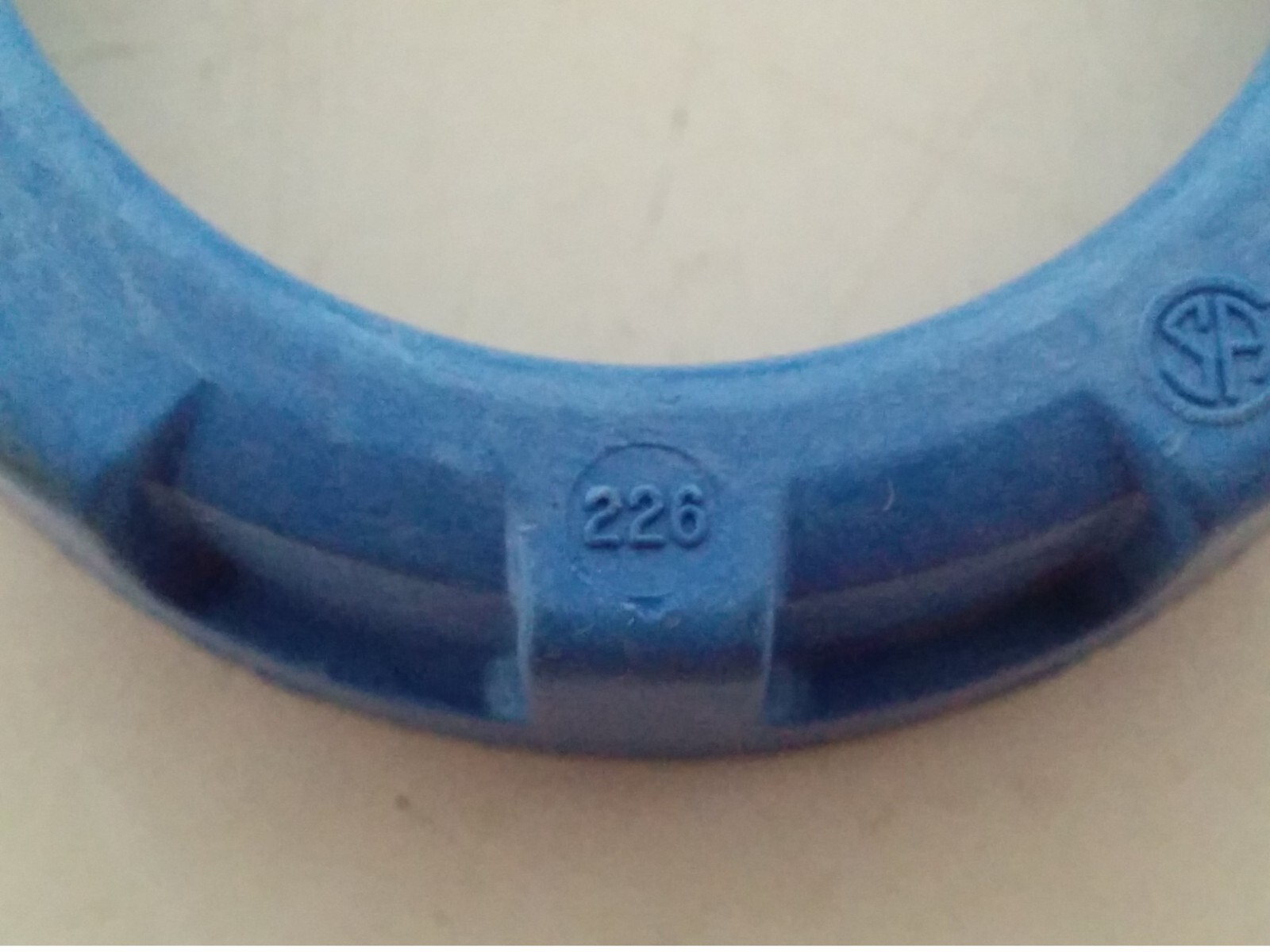 THOMAS & BETTS 226 INSULATING BUSHINGS, 1-1/2 INCH (LOT OF 4) NNB