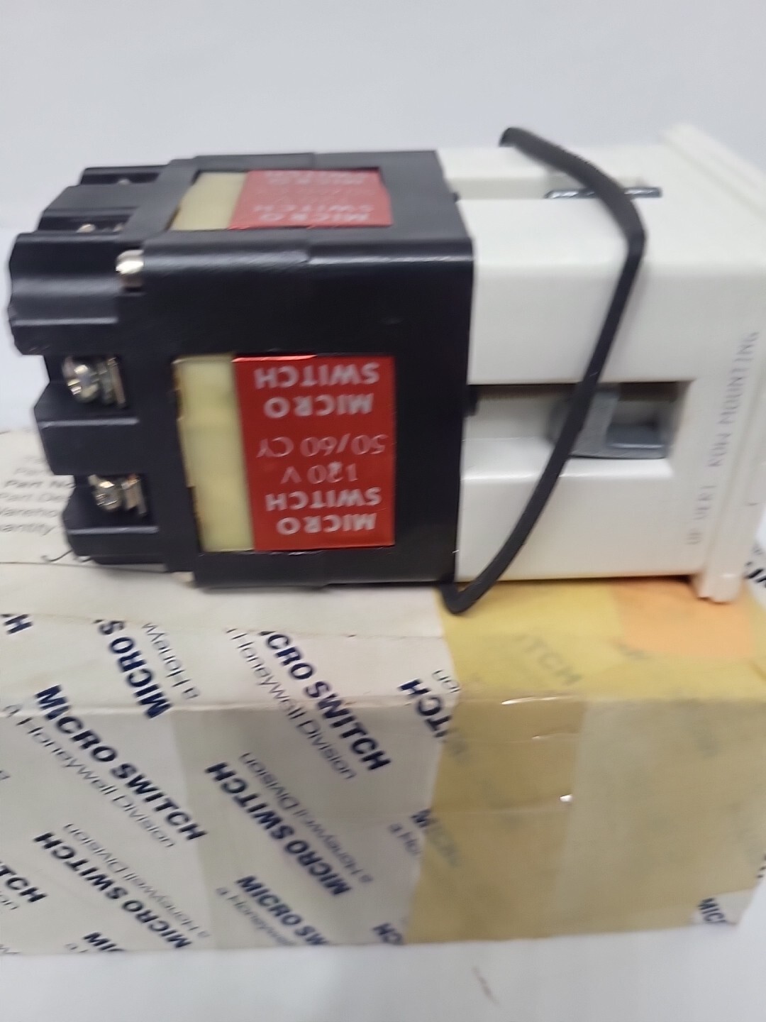 NEW HONEYWELL MICRO SWITCH 120 VAC OPERATING INDICATOR 913AEA511