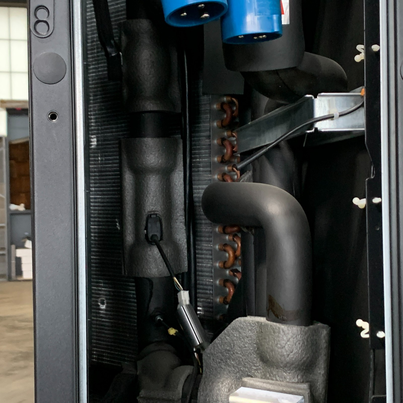 APC ACRC103 60Hz 240V Inrow RC Air-Cooled Server Cooling System for Parts Read