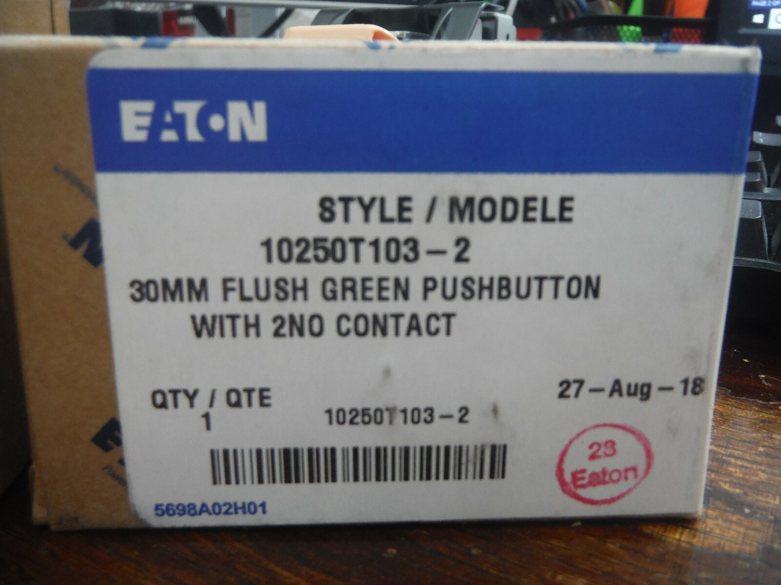 New EATON CUTLER HAMMER, 10250T103-2 30mm Flush Green Push Button 2nd Contact