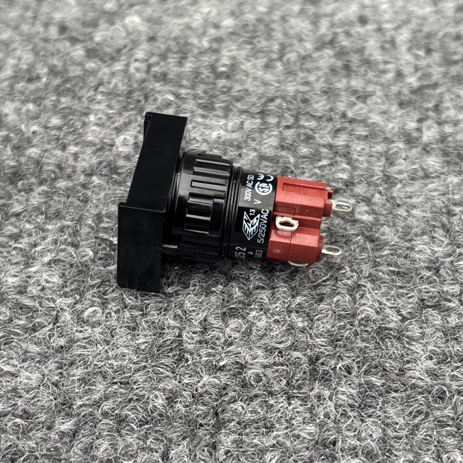 EAO 31-121.0252 Push button switch New Other