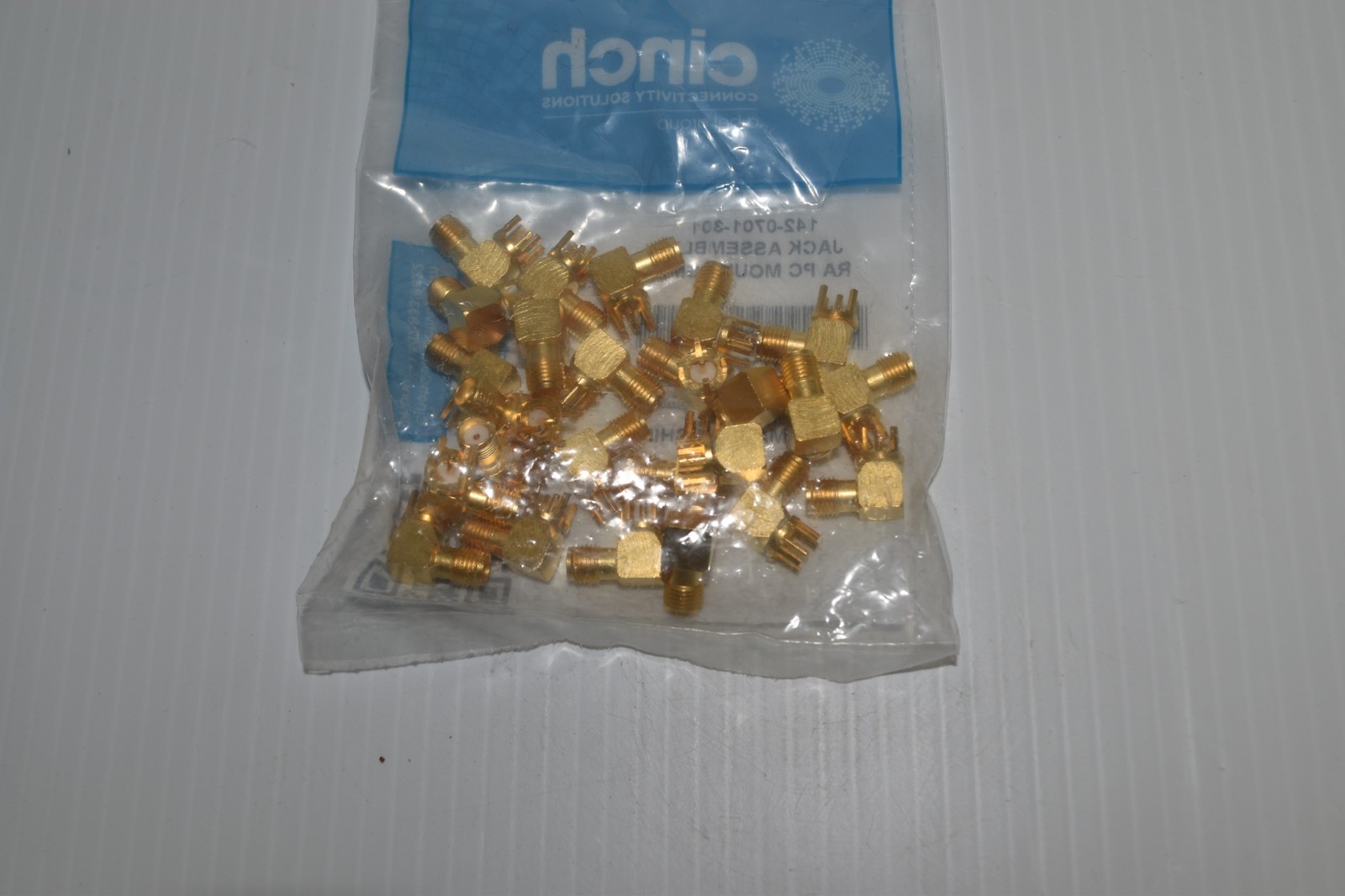 CINCH 142-0701-301 JACK ASSEMBLY RA PC MOUNT SMA QTY 25 – NEW (LAT74)