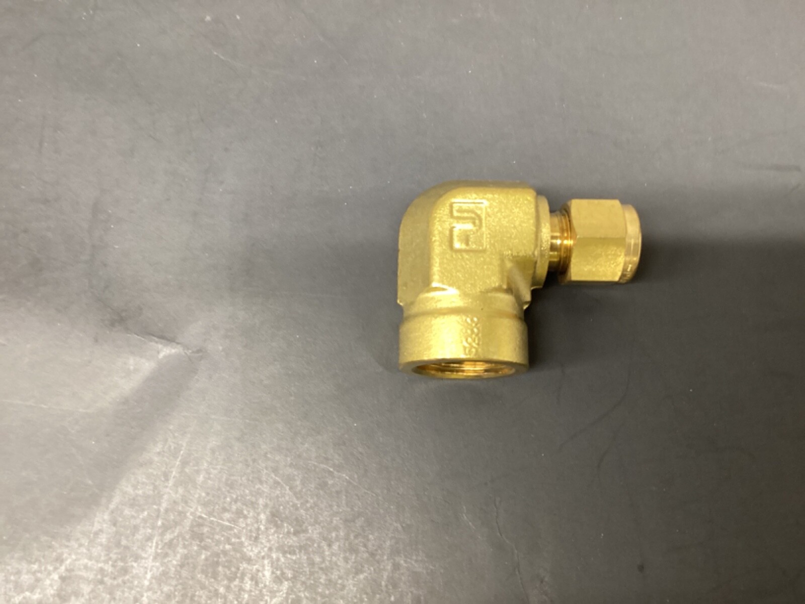 PARKER 5233 TUBE ADAPTER 1/2” FNPT TO 3/8” FEMALE TUBE 90° BRASS ELBOW #20H39*OH